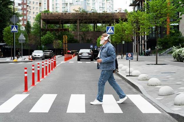 Может ли пешеход двигаться по проезжей части дороги?